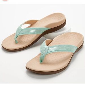 Vionic Green and Cream Sandals Comfortable Flip-Flop Style